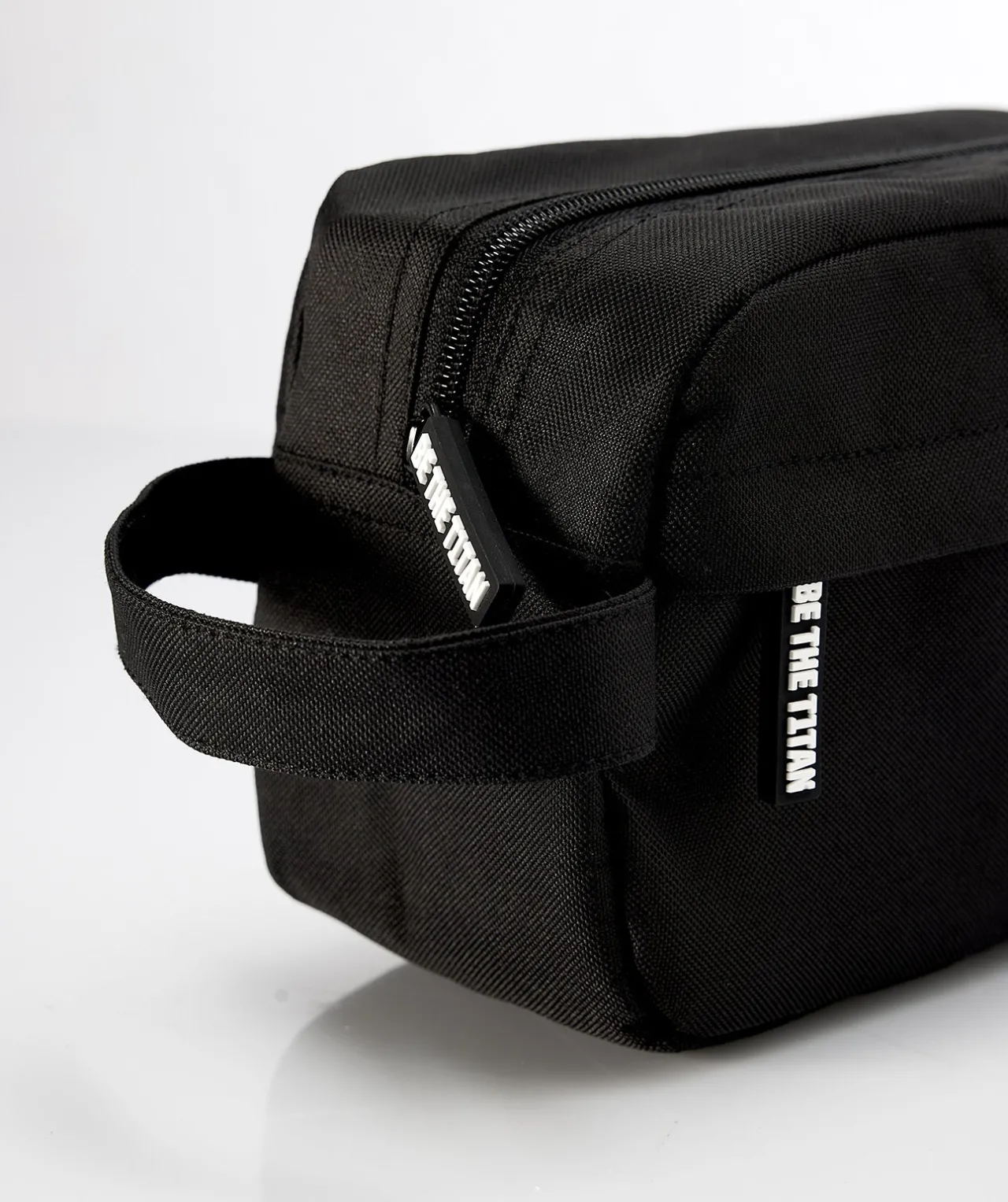 T1TAN Sports toilettas- Tassen