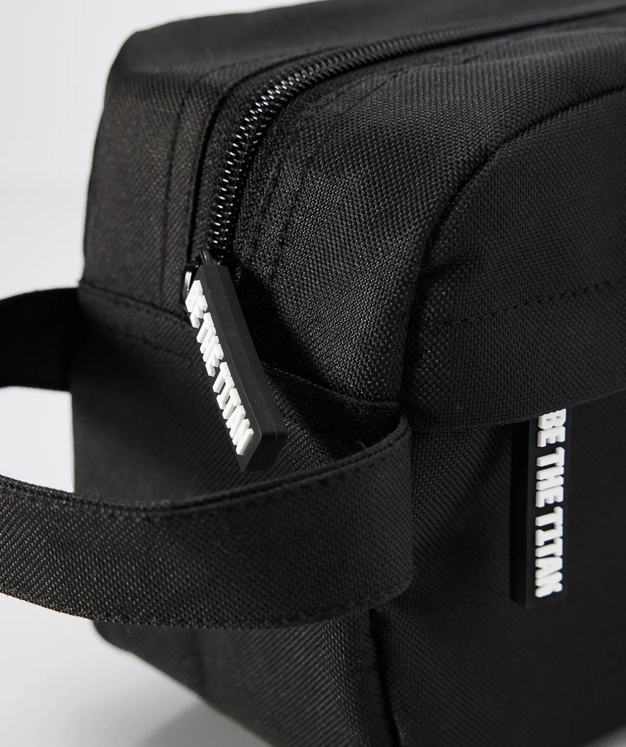 T1TAN Sports toilettas- Tassen